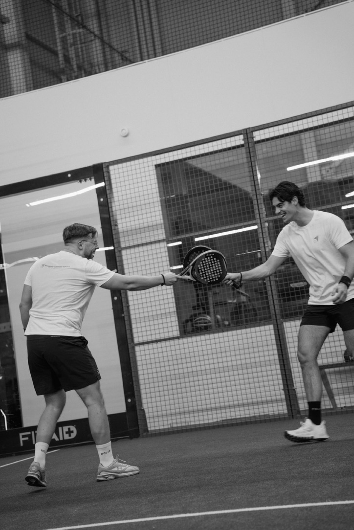 Jeffrey en Dylan samen op de padelbaan