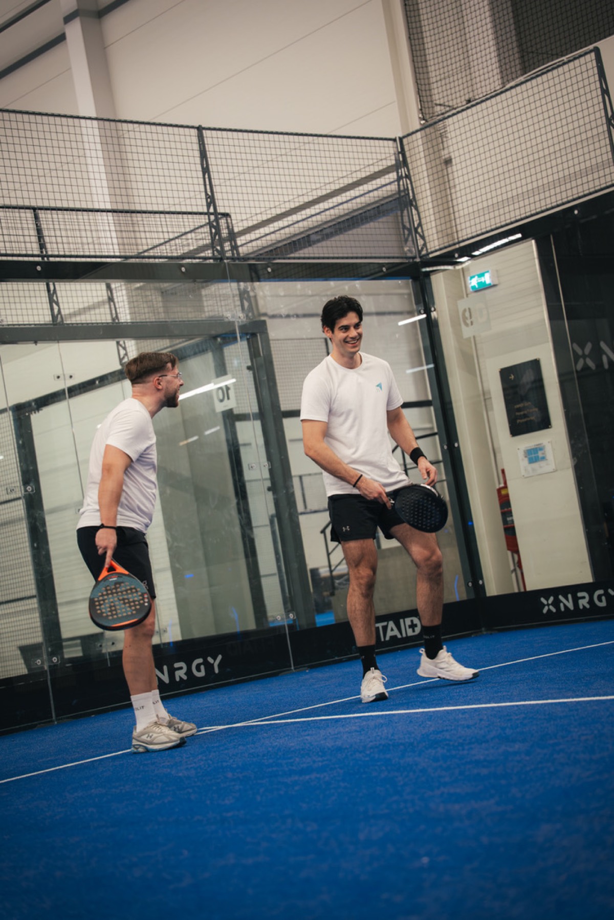 Jeffrey en Dylan lachend op de padelbaan