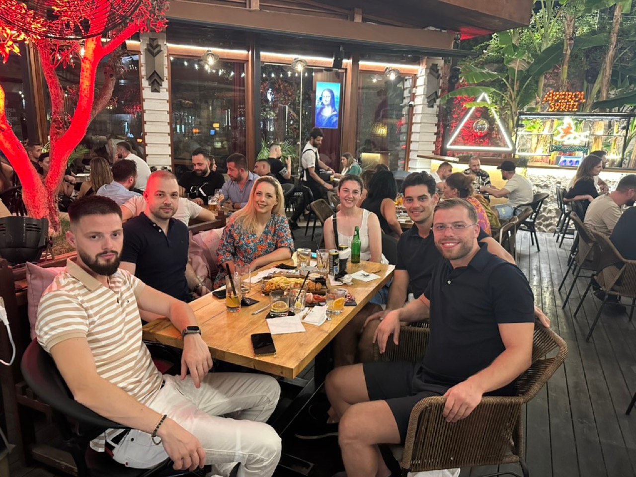 Het BCS-team samen aan tafel tijdens een teamavond in Tirana